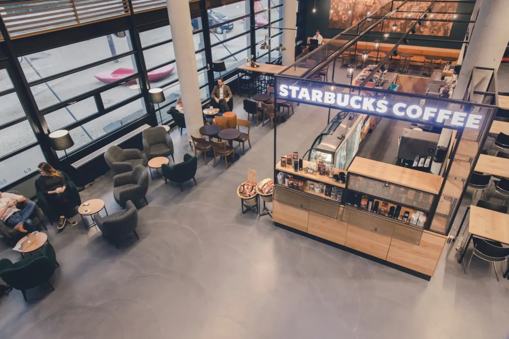 Beton grid vloer bij Starbucks